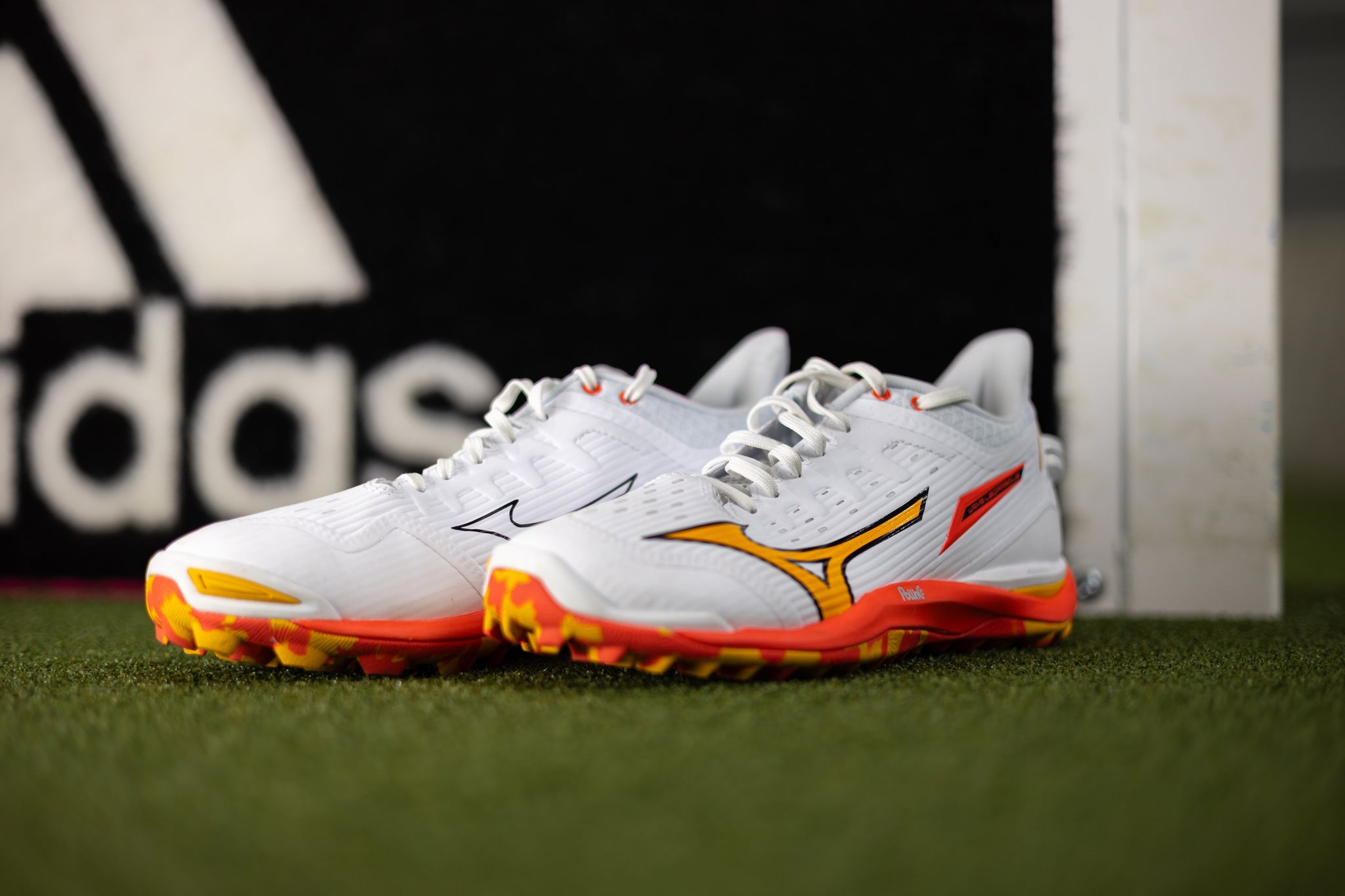 Mizuno Wave Leopardus Hockey Shoes White/Fiery Coral/Citrus 25/26 Size 7.5 Ex-demo